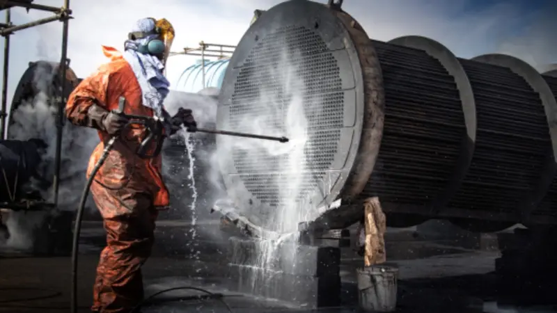 Heat exchanger tube bundle cleaning