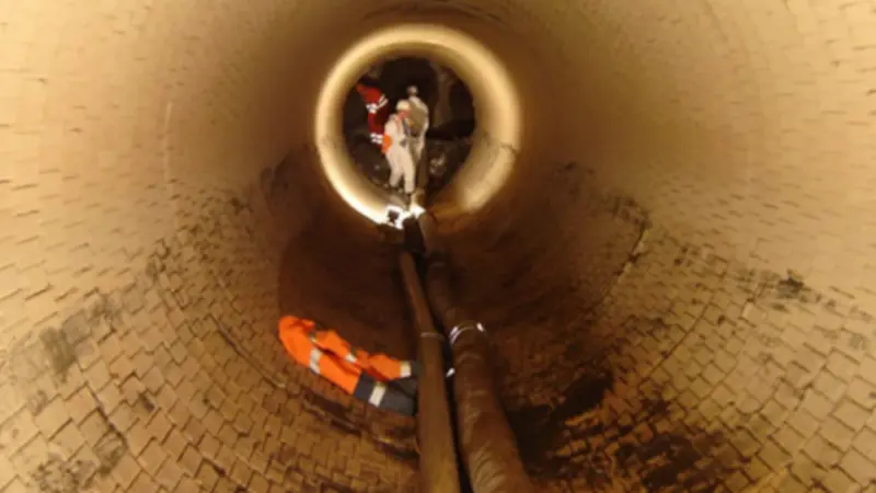 Industrial reactor cleaning